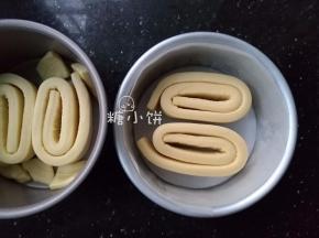 两两一组，排入模具中（不沾模可以不用处理，普通模具我垫了油纸防粘）。卷的时候，特别是边上那两条，要特别注意方向。成对的两条是相对方向的，也就是说一条从左往右卷，一条从右往左卷。我有一个卷完以后发现方向不对，所以破罐子破摔就把边角料也扔进去一起烤了（反正造型也不对了= =）