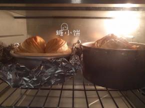 送入预热好170℃烤箱中层，上下火烤15分钟，再转160℃烤25分钟（中途加盖锡纸防止表面上色过深）出炉后立即脱模。（如果想要做成店里那种光亮的样子要在表面刷镜面果胶，我没有，也不喜欢那个，就不刷了）