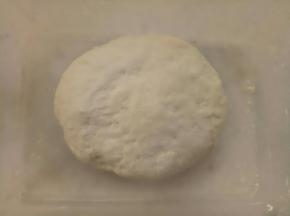 把中种材料混合揉至无干粉，放保鲜盒里冷藏17-20小时左右。(如果着急用可以放室温发酵2个小时左右)