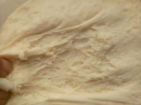 中种面团用手剥开里面成蜂窝眼状就是发好了。