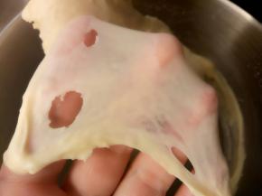 开启厨师机揉几分钟，揉到能拉出这样的膜。