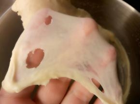 开启厨师机揉几分钟，揉到能拉出这样的膜。