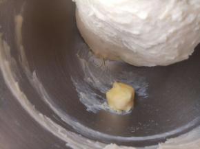 这个时候放入盐和软化好的黄油。继续揉