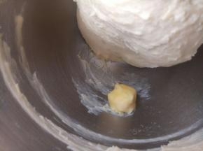 这个时候放入盐和软化好的黄油。继续揉