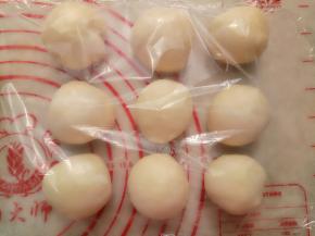 把面团平均分成9份，每份35克左右。揉圆盖保鲜膜松弛20分钟。