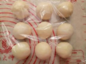 把面团平均分成9份，每份35克左右。揉圆盖保鲜膜松弛20分钟。