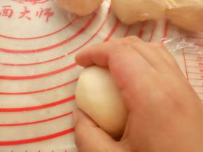 用手再次揉圆。