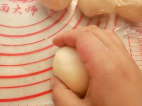 用手再次揉圆。