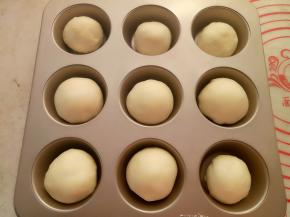 放入阳晨九连麦芬蛋糕模具里(有发酵箱的放入发酵箱36度发酵)，放入烤箱，里面放碗温水进行二发(温度不要超过38度)