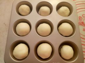 放入阳晨九连麦芬蛋糕模具里(有发酵箱的放入发酵箱36度发酵)，放入烤箱，里面放碗温水进行二发(温度不要超过38度)