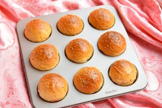 烤箱180度预热，放入中下层烤20分钟。出炉