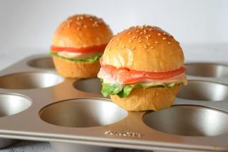 把小汉堡切开，里面夹上自己喜欢吃的蔬菜香肠，肉等就可以享用了。