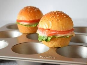 把小汉堡切开，里面夹上自己喜欢吃的蔬菜香肠，肉等就可以享用了。