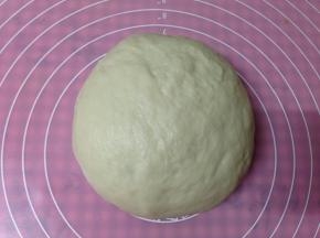 
发好的面团取出排气揉匀静置5分钟