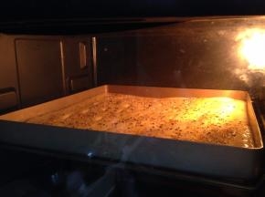 入预热好的烤箱，180度、中层、上下火烤15分钟