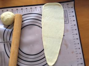 用擀面杖擀出牛舌状