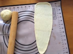用擀面杖擀出牛舌状