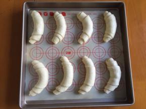 从上向下卷起，放入烤盘，放入烤箱二次发酵30分钟