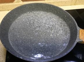 取锅准备烧焯油菜花苔的水