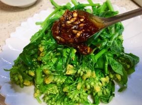 把刚才调好的佐料浇在上面