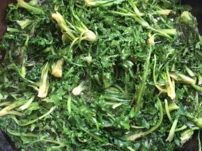 水烧开，加入一勺盐，适量的食用油，把野菜放进去焯水一分钟左右。（焯水的时候加入盐和食用油可以使野菜颜色碧绿，还能让野菜更加的软和好吃哦！）