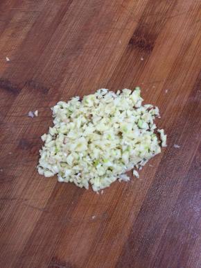 蒜瓣剥皮剁成蒜末备用。