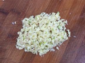 蒜瓣剥皮剁成蒜末备用。