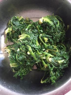 捞出挤干水分，分成小份放在冰箱冷冻保存，随吃随取很方便。如果短时间能够吃完就直接放在冰箱冷藏即可。