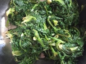 捞出挤干水分，分成小份放在冰箱冷冻保存，随吃随取很方便。如果短时间能够吃完就直接放在冰箱冷藏即可。