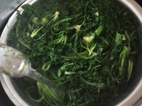 捞出迅速放在水龙头下冲水过凉。