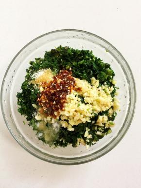 碗中放入蒜末，盐，鸡精，自制辣椒油，香油。（自制辣椒油的做法我有发帖，有需要的可以去看看我发的帖子哦！）