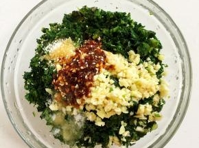 碗中放入蒜末，盐，鸡精，自制辣椒油，香油。（自制辣椒油的做法我有发帖，有需要的可以去看看我发的帖子哦！）