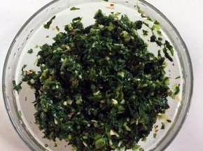 充分搅拌均匀腌制片刻即可。