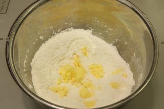 黄油事先软化，盐放入高粉，拌匀，加入黄油