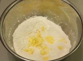 黄油事先软化，盐放入高粉，拌匀，加入黄油
