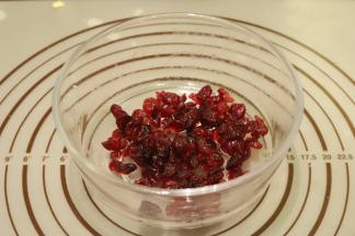 蔓越莓干用樱桃酒浸泡备用