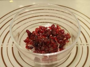 蔓越莓干用樱桃酒浸泡备用