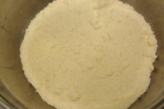 用手轻搓黄油和面粉，搓成玉米粗粒状