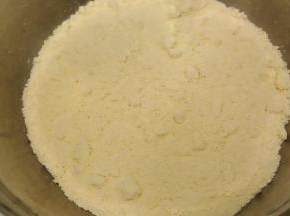 用手轻搓黄油和面粉，搓成玉米粗粒状