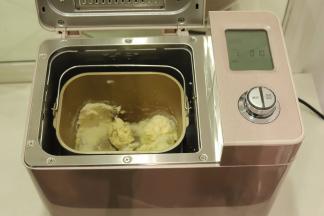 旋转面包机的按钮，选择和面功能，按确定后再选择时间10分钟，按启动键开始制作