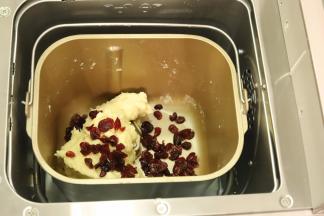 当时间剩余5分钟时，将泡好的蔓越莓干加入面包机桶内