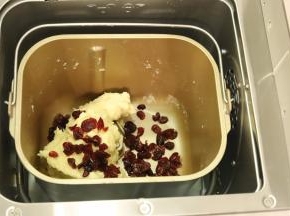 当时间剩余5分钟时，将泡好的蔓越莓干加入面包机桶内