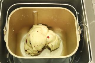 面包机停止工作后，检查面团呈光滑状态