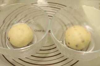 取出面团，平均分成两份，整圆后放入盆内，盖上保鲜膜放在冰箱冷藏过夜