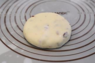 从冰箱取出面团，放在操作台，压扁