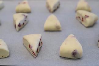 切好的面团放入烤盘内