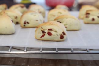 烤好的司康转移到晾驾上