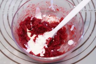 覆盆子果泥加入淡奶油，拌匀
