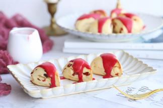 趁司康还温热时将覆盆子奶油淋在表明上，趁热食用哦！