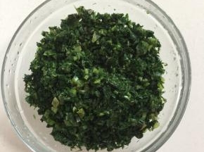 取一小份处理好的野菜切成碎末装入碗中备用。